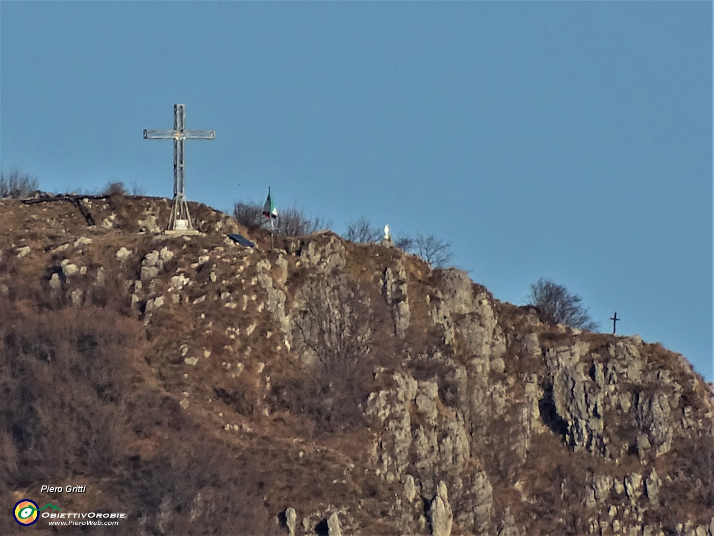 14 Zoom sulla vetta della Cornagera (1311 m).JPG